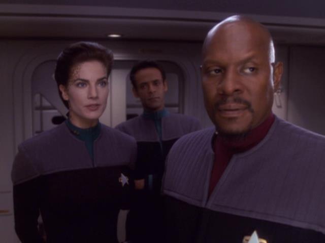 Sisko, Dax, and Bashir attend a mission brief