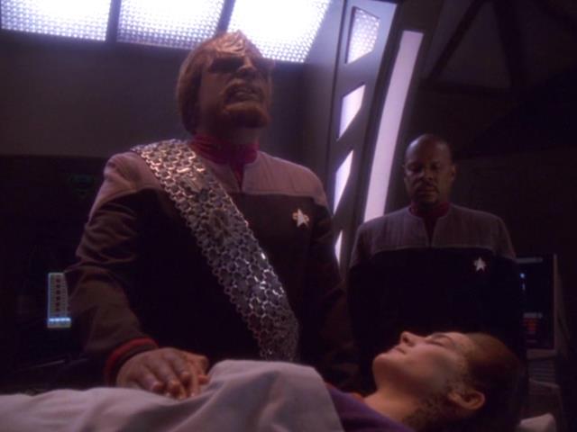 Worf performs the Klingon death ritual for Jadzia
